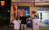 Khoảnh khắc vui mừng khi gỡ bỏ hàng rào cách ly phố Trúc Bạch